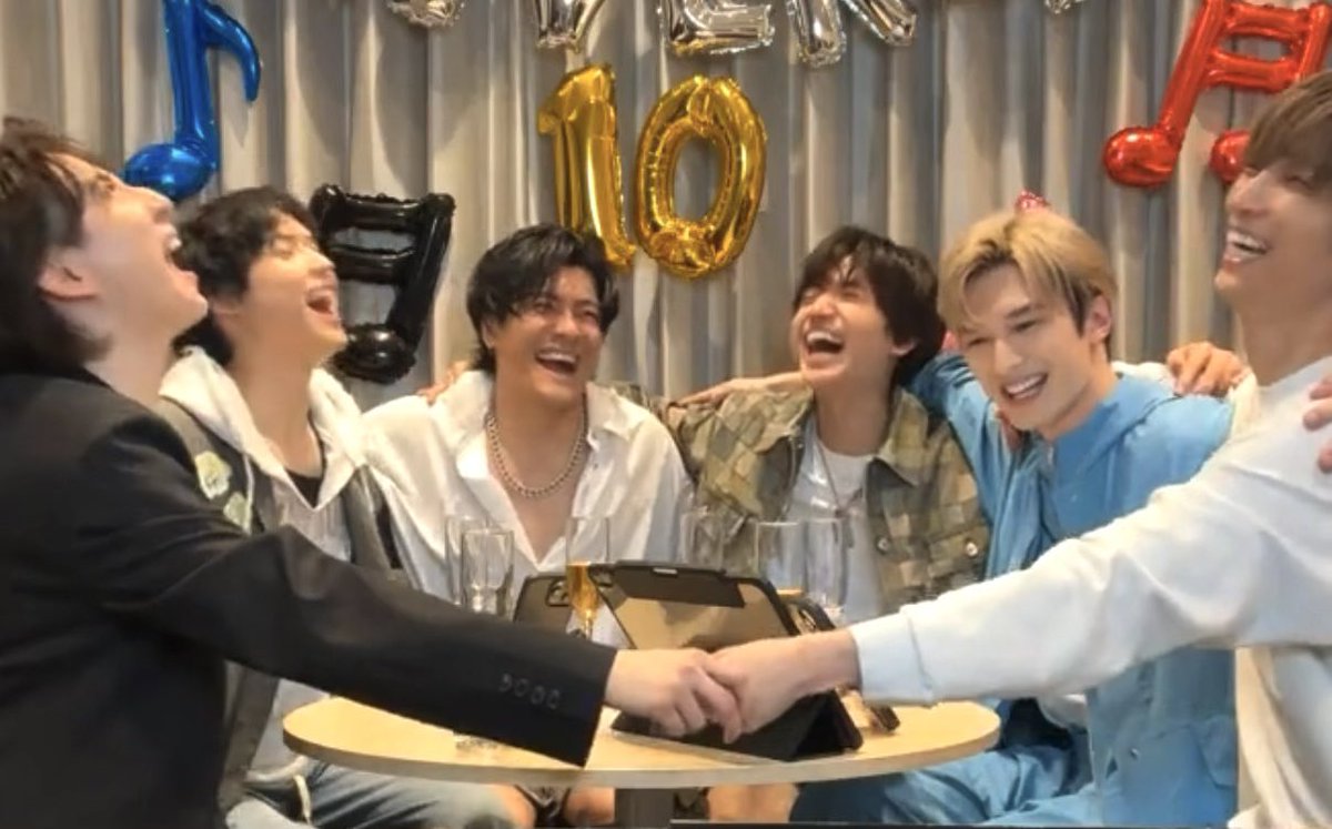 kymtg_6's tweet image. バカレアの6人でグループ活動したくて
社長に直談判したジェシー

ﾂﾞｧﾆｰさん「仲良しだけじゃ売れないよ」
ジェシー「はい」
ﾂﾞｧﾆｰさん「お手手つないで、じゃだめだよ？」
ジェシー「はい」

↓10年後の 𝑺𝒊𝒙𝑻𝑶𝑵𝑬𝑺＿＿＿＿＿＿