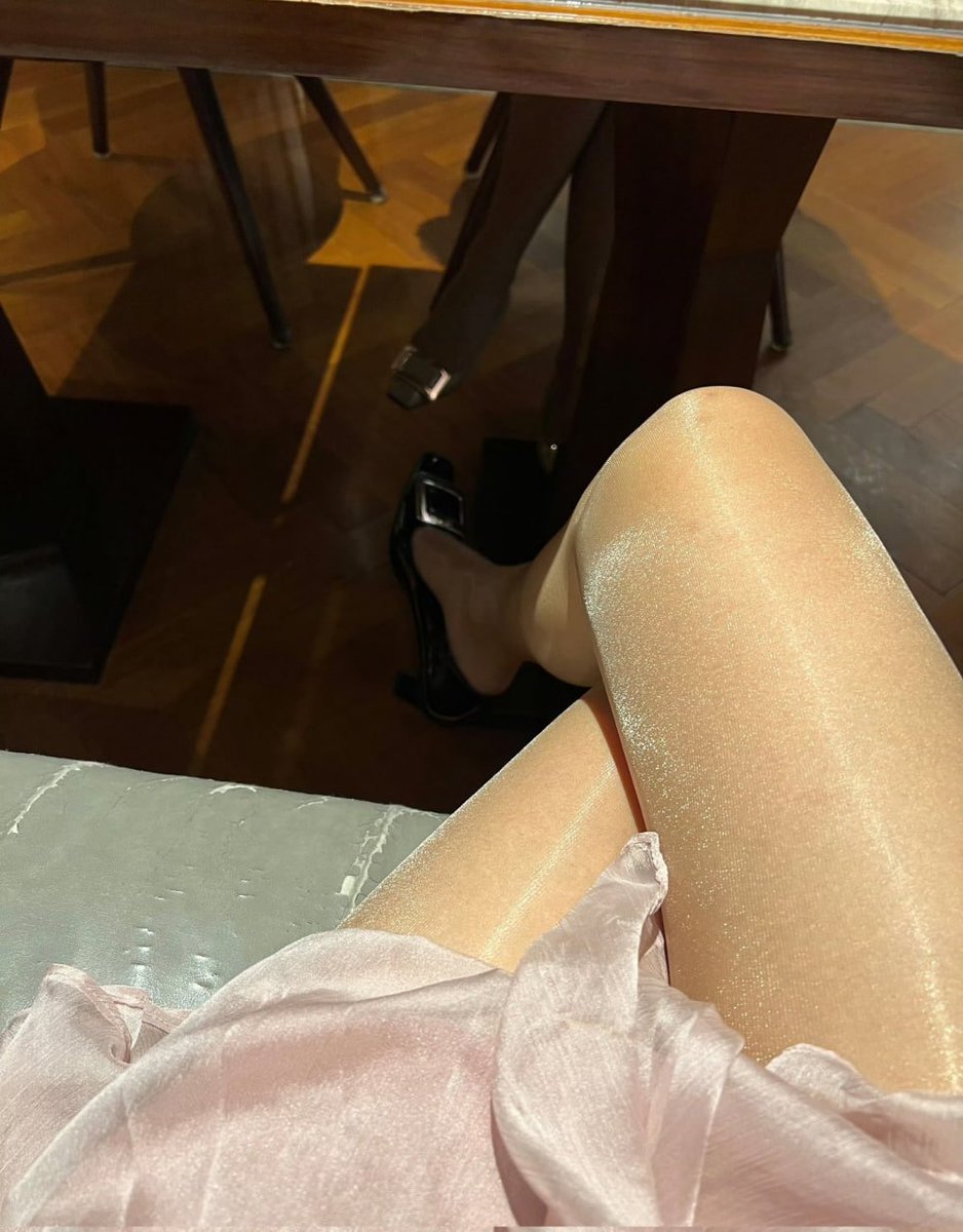 Txhbd778's tweet photo. 陪闺蜜吃碗牛肉面，你们说是我的脚好看还是闺蜜的脚好看，不许说假话，我要听真话哦~ https://t.co/yOaXTD5ob1