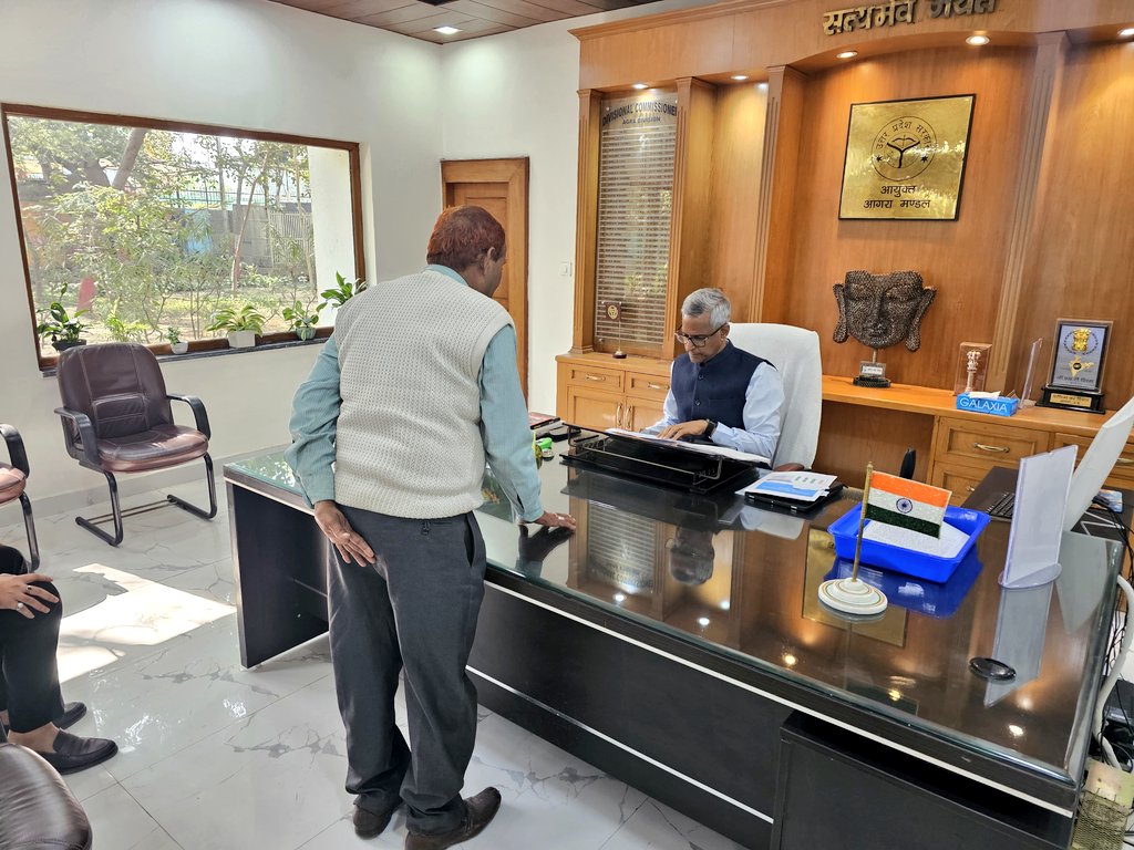 मण्डल आयुक्त कार्यालय कक्ष में #जनता_दर्शन में आए आमजन की समस्याओं को सुना. संबंधित अधिकारियों को गुणवत्तापूर्ण व समयबद्ध निस्तारित करने हेतु निर्देशित किया.

<a href="/CMOfficeUP/">CM Office, GoUP</a>