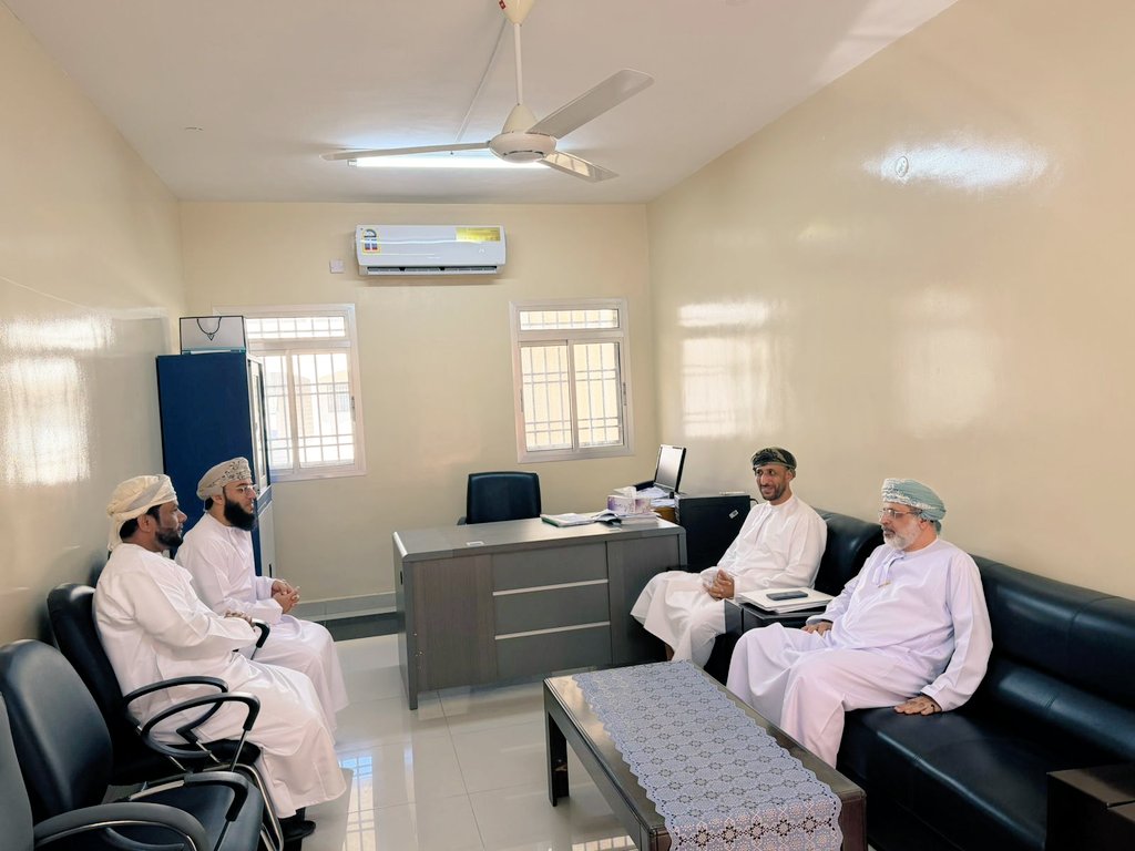 بناءً على خطة الزيارات الإشرافية، زار المدرسة اليوم الأستاذ علي الغيلاني مشرف إرشاد الاجتماعي للاطلاع على سير عمل الأخصائي الاجتماعي.
وقد التقى بمدير المدرسة والأخصائي الاجتماعي وتم مناقشة خطة العمل وبرامج الرعاية الطلابية والحالات الفردية الخاصة، وجوانب الارشاد والتوجيه وغيرها.