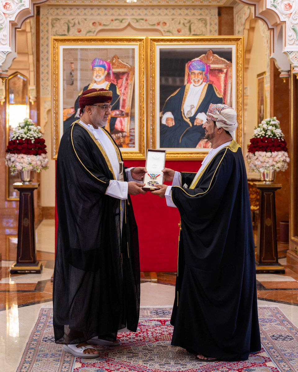 أبارك لسعادة الشيخ محمود بن يحيى الذهلي الذي يبذل جهودا مشكورة ومحمودة لتطوير جميع ولايات المحافظة، نيل هذا الوسام السامي. 
وهو الداعم الأول للشركات الأهلية ورواد الأعمال. وقد سمعنا أخبارا سارة عن إعلان قريب لشركة أهلية تخدم المحافظة.