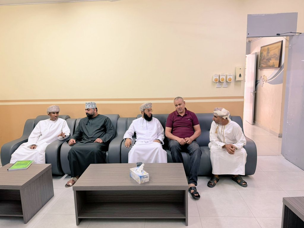 زار المدرسة بعض أولياء أمور الطلبة بهدف متابعة أبنائهم والاطّلاع على مستوياتهم الدراسية والسلوكية.
التقى الأخصائي الاجتماعي بهم لتعريفهم بسلوكيات أبنائهم وتعزيز أدوار التعاون في دعمهم وتوجيههم.
واستعرض المعلمون مستويات الطلبة والوقوف على جوانب القوة وفرص التحسين.