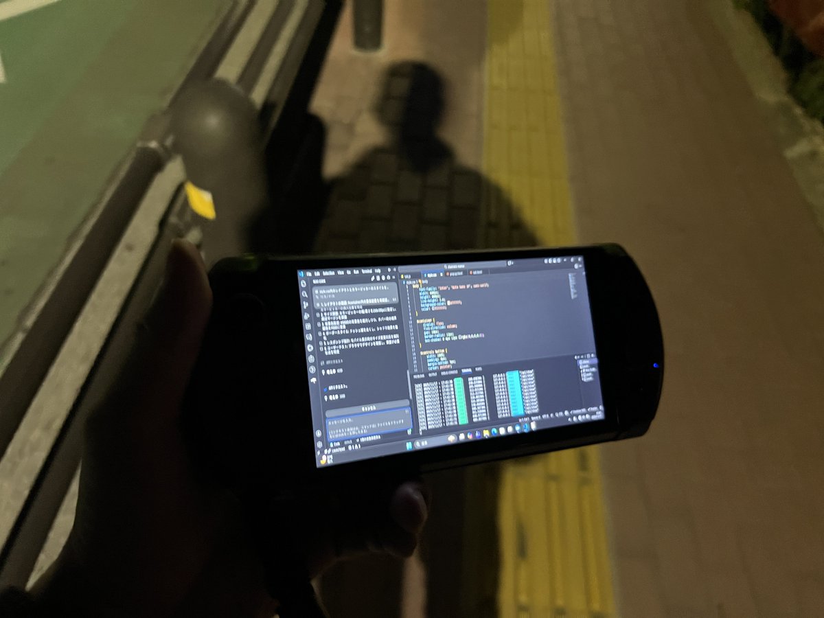 qramo's tweet image. 帰り道、歩いてる時もネット無しでサクサク開発してくれている！
#ローカルLLM #VSCode #RooCode #Ollama #GPDWIN4