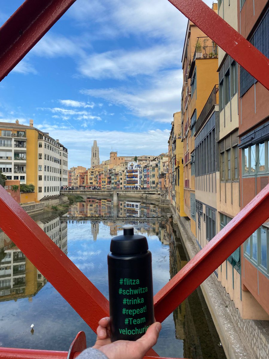 🚲💧 Eine Churier-Flasche auf Reisen! 🌍🇪🇸

Die Team velochurier Flasche hat #Girona erobert! Von #Chur bis in die Sonne Spaniens. 🌞💦

#flitzaschwitzatrinkarepeat #velochurierontour #Girona
#FlascheimUrlaub #HydrationohneGrenzen“