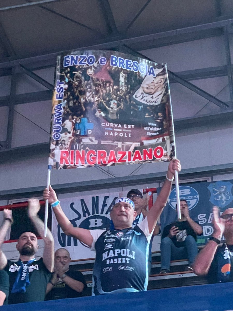2 Febbraio 2025.
Al palasport di Napoli manca mezz'ora all'inizio della partita contro Brescia. Enzo, uno dei tifosi più storici che da oltre 30 anni segue Brescia in giro per l'Italia, mentre sta salendo le scale di ingresso, si accascia a terra. La situazione sembra grave sin