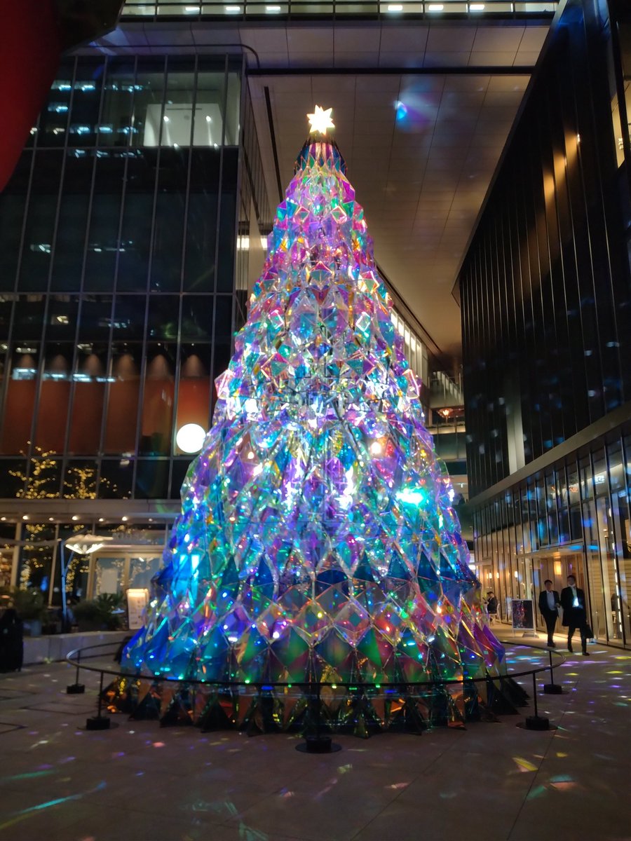 akj30z's tweet photo. ツリーの中に何個もミラーボール入ってた🪩
陽気なツリーやね。
今日はとても元気がないので、美味しいものと美味しい酒を呑む。 https://t.co/8Djoc1rnxb