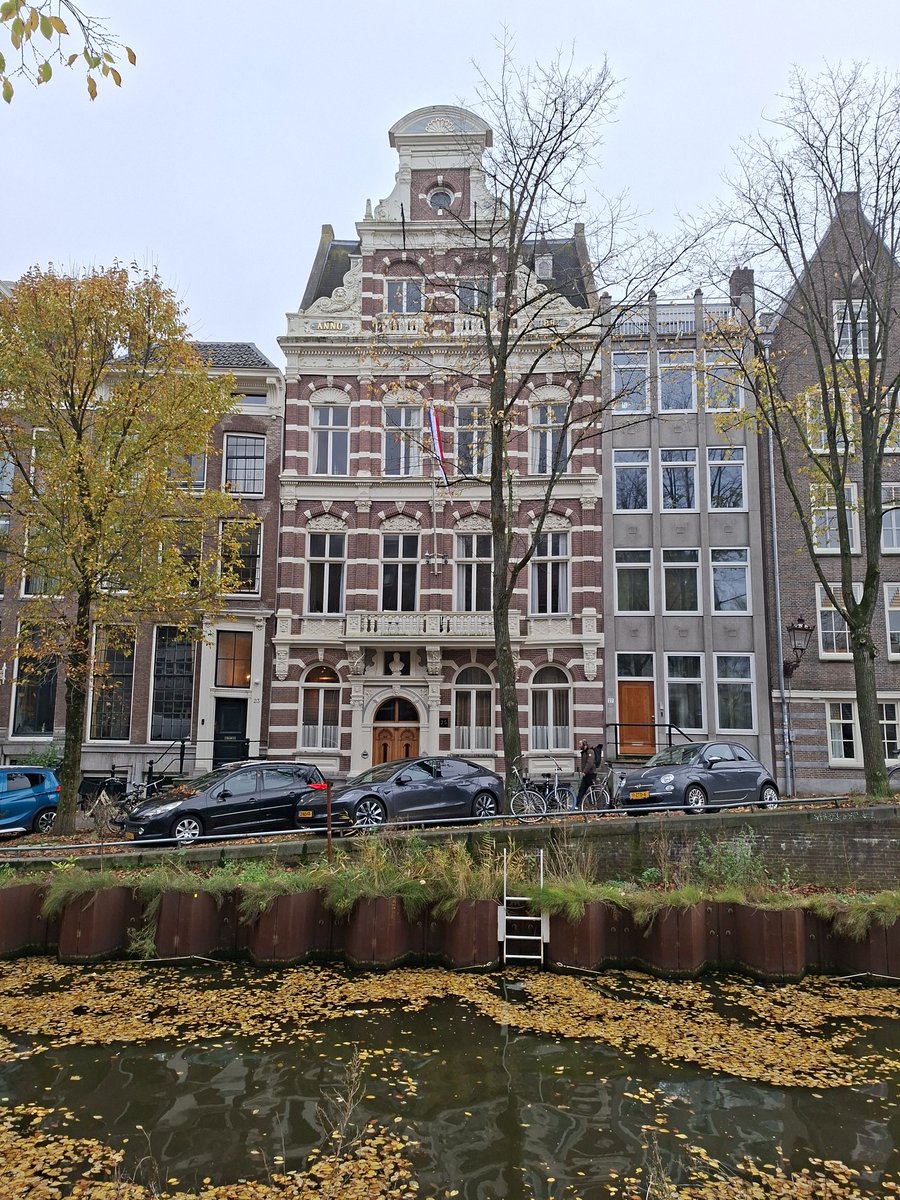 AdrianusPeters's tweet image. De kans is groot dat Potgieter model heeft gestaan voor de legendarische Robertus Nurks in de &apos;Camera Obscura&apos; (1839) van Beets. 
 Vorige week liep ik langs het huis van Potgieter, Leliegracht 25. De ideale woonst voor een nurks: geen reden tot klagen hebben, en het toch doen.