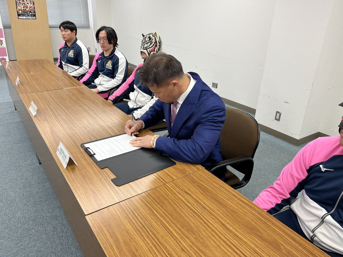 osakapro's tweet image. 本日、
大阪市大正区役所にて、
大正区様と大阪プロレスの包括連携協定締結式を執り行わせていただきました❤️‍🔥
地域の活性化と青少年の健全育成に向け、強力に連携し、共に活動してまいります。
大正区様との新たな門出に心より感謝申し上げます🙇
今後とも何卒よろしくお願い申し上げます。
#大正区…