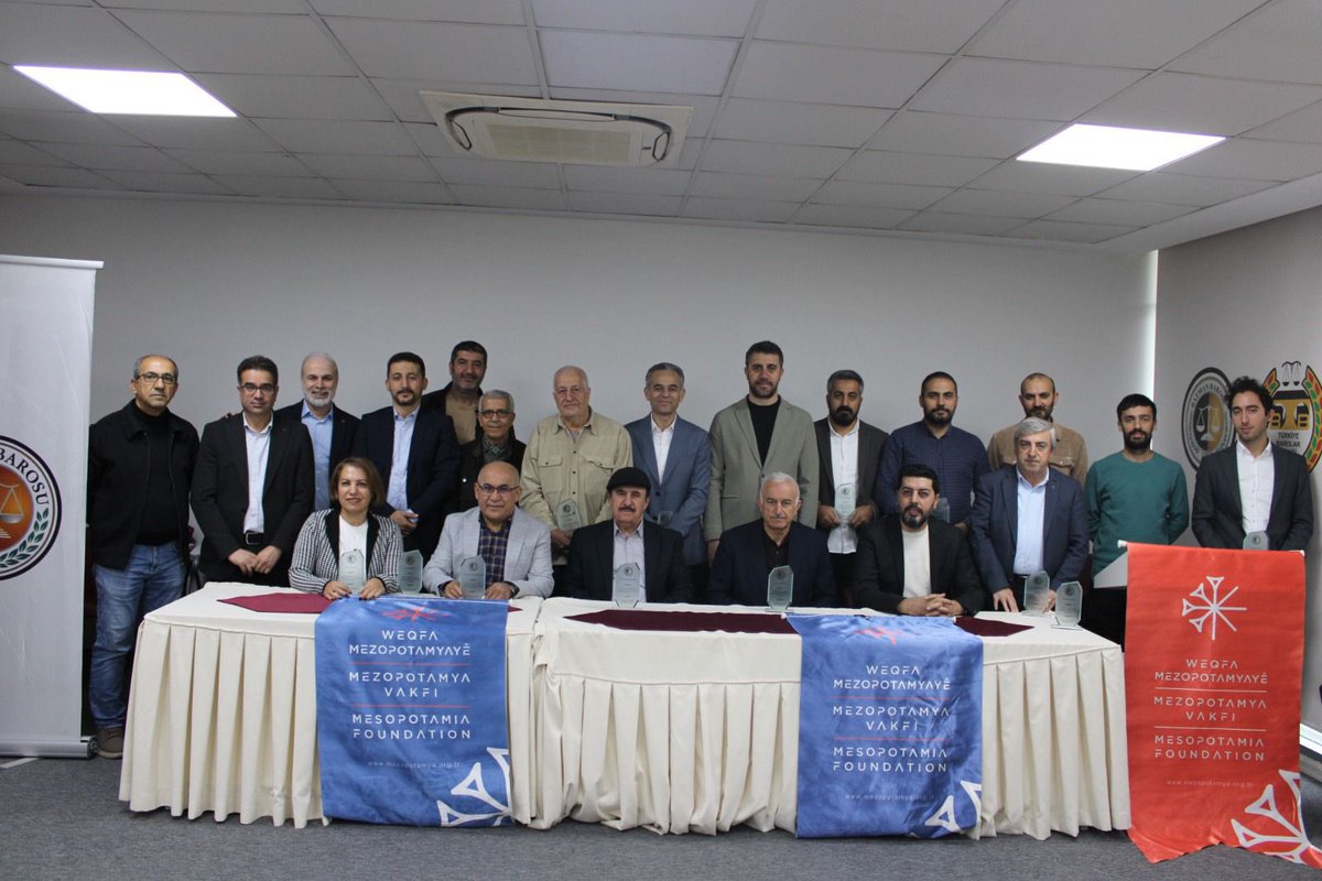 Mezopotamya Vakfı ve Bölge Barolarının Kürtçe Hukuk Terimleri Sözlüğü hazırlamak üzere yürüttükleri ortak çalışma kapsamında, Baromuzun ev sahipliğiyle üç günlük çalıştay düzenlendi.

Çalıştayın kapanışında, baromuz tarafından katılımcılara emeklerinden dolayı teşekkür edilerek,