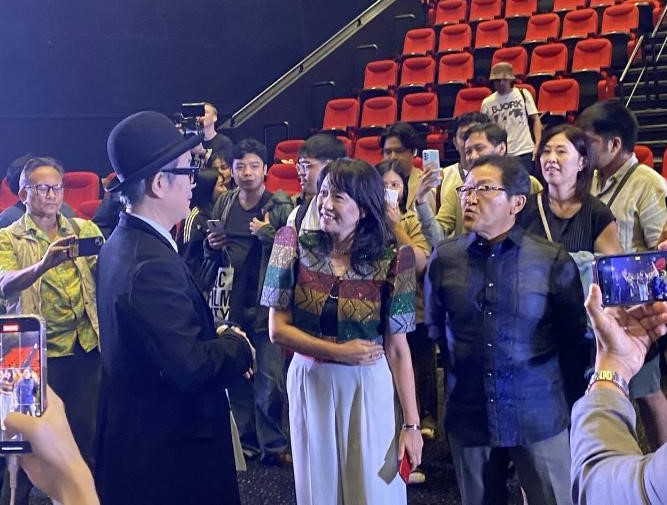 AmbJPNinPH's tweet photo. My wife was starstruck to meet the multi-talented Mr. Lily Franky! Celebrated for his diverse roles in cinema &amp; expansive repertoire as an artist 📖🎞️, his recent film, Diamonds in the Sand (2024), underscores his meaningful role in further flourishing 🇯🇵🇵🇭 #CreativeTies. https://t.co/aU1iKMvq8f