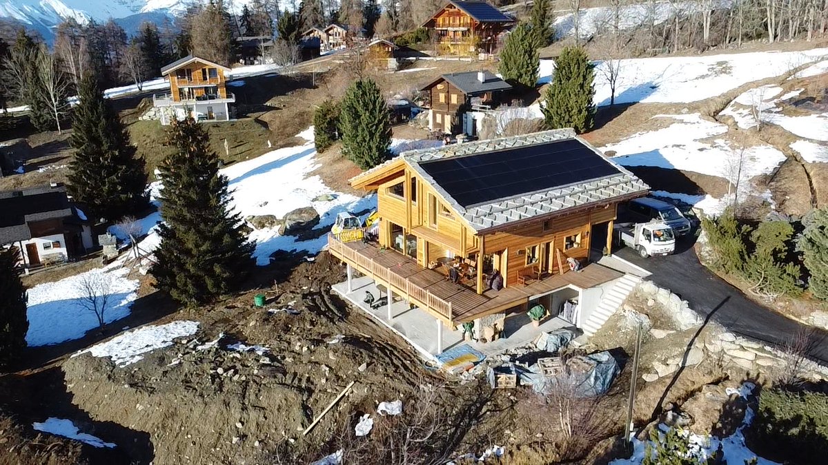 SoliTek_EU's tweet photo. High altitude, heavy snow, extreme weather - our #SoliTek #SOLID #Solrif in-roof modules handled it all in the Swiss Alps. 🏔️
Built for hail (50 mm), snow loads up to 10 500 Pa, and Class A fire safety.
Available in classic, full-black, 40% transparent, and anti-glare glass. https://t.co/nsj2uqdWn2