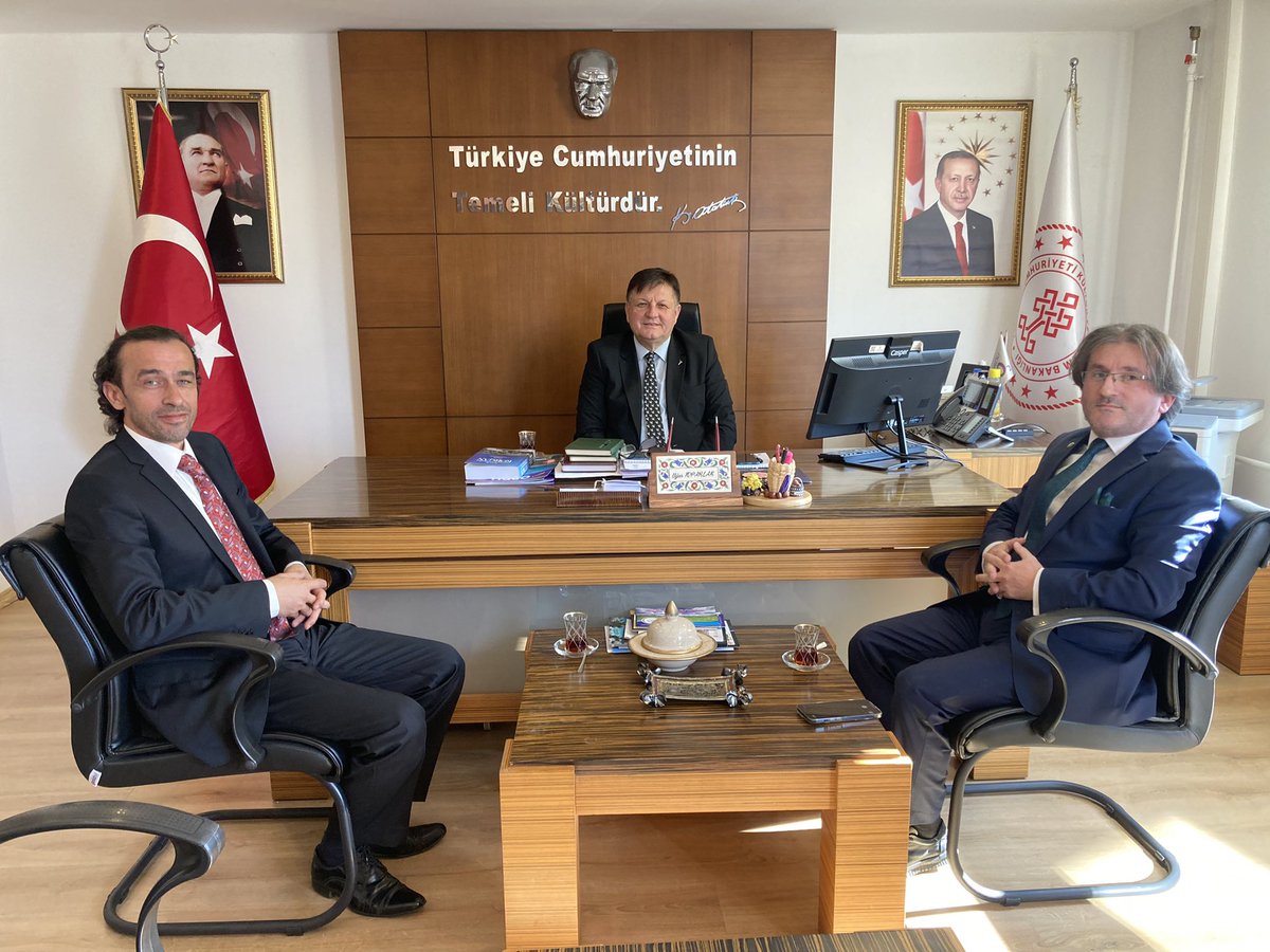 orduiktm's tweet photo. Ordu Üniversitesi Fen Edebiyat Fakültesi Öğretim Üyesi Prof. Dr. Tuğrul Özcan, Sn. Halis Bayrak, İl Kültür ve Turizm Müdürümüz Sn. Uğur TOPARLAK’ı ziyaret ederek “Geçmişten Günümüze Korgan” kitabını hediye ettiler. Nazik ziyareti için teşekkür ederiz. https://t.co/LJuJ8yzdOi