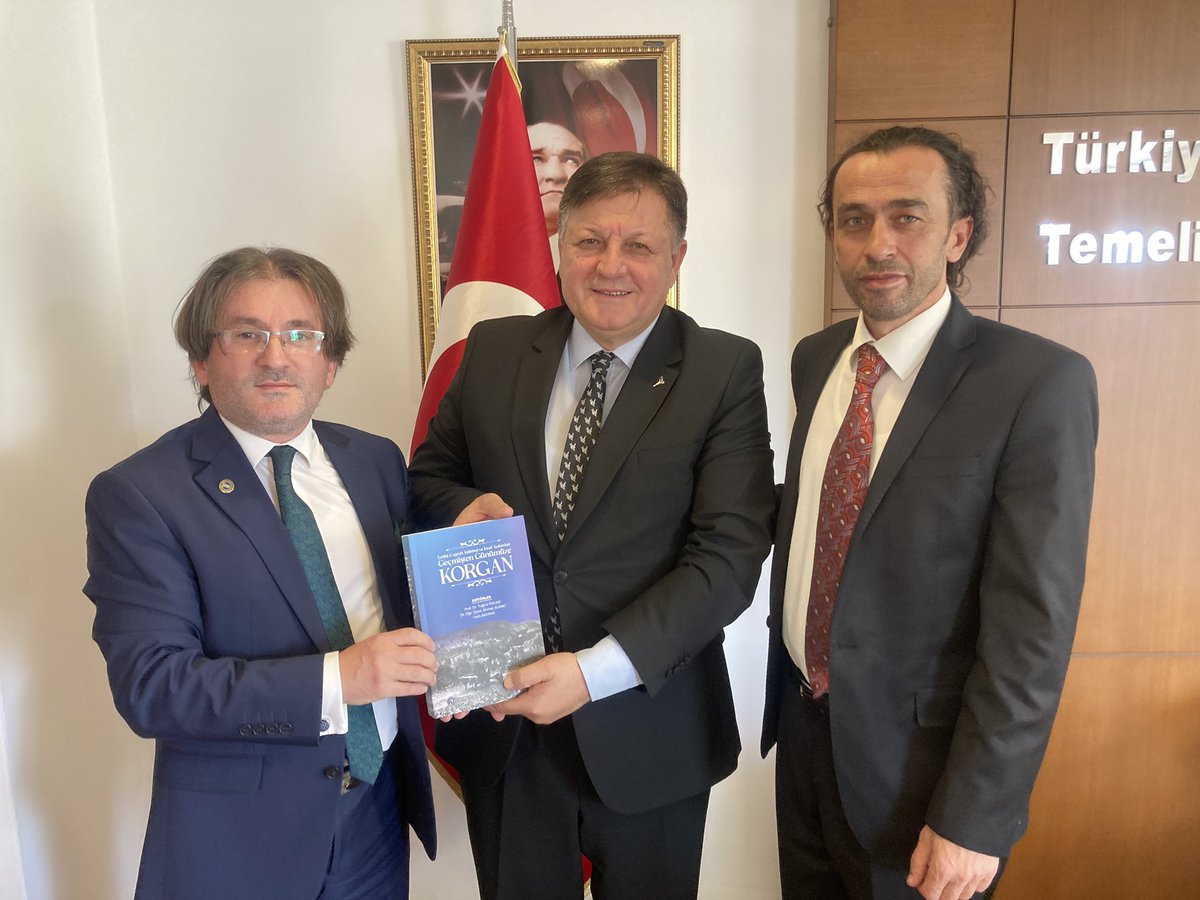 orduiktm's tweet photo. Ordu Üniversitesi Fen Edebiyat Fakültesi Öğretim Üyesi Prof. Dr. Tuğrul Özcan, Sn. Halis Bayrak, İl Kültür ve Turizm Müdürümüz Sn. Uğur TOPARLAK’ı ziyaret ederek “Geçmişten Günümüze Korgan” kitabını hediye ettiler. Nazik ziyareti için teşekkür ederiz. https://t.co/LJuJ8yzdOi