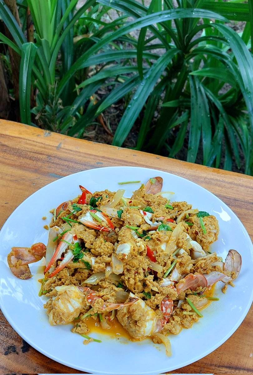 Afternoon late lunch today was  my favorite Thai egg and crab curry that my wife made with one kilo of blue crabs and four eggs. 
Really finger licking delicious 🤤😋