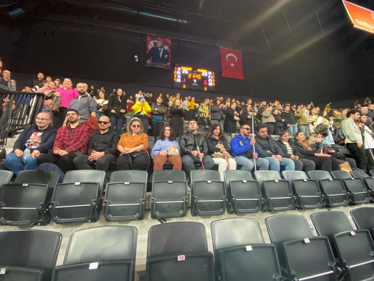 homoibretus's tweet photo. VolleyVoice ekibi olarak dünkü maçın coşkusunu görme engelli voleybolseverlerle paylaşmanın mutluluğunu yaşıyoruz. Voleybolseverler diyorum ama katılımcılarımızın çoğunun izlediği ilk voleybol maçıymış. Projemizle görme engellilere voleybolu tanıtıp sevdirebilmek gurur verici. https://t.co/kfDOvYWLrb