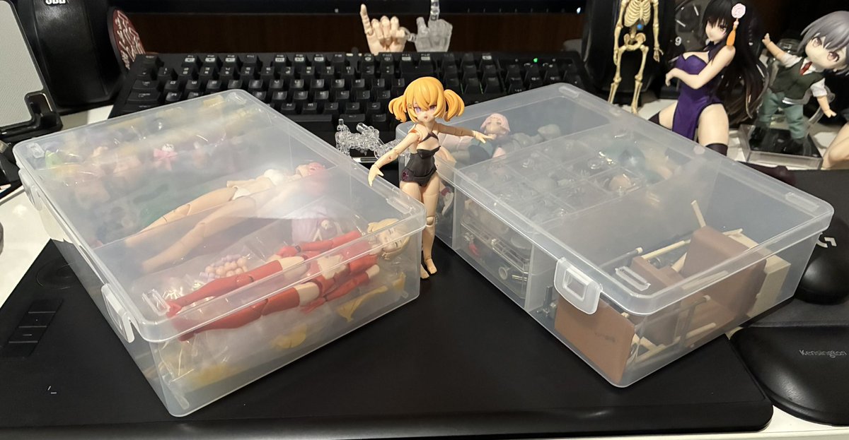 作画資料のメガミとデッサンドール類わちゃって置き場困ってたから噂のSIKIRI 3V深型。めっちゃ入る… 