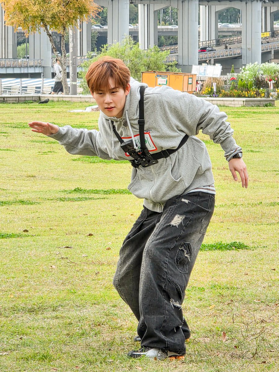 chungyi_pd's tweet photo. 한강공원에서 초면인 사람들과 시끌벅적하게 놀 수 있다…?
네! 우리 쭈청이와 함께면 가능하고요!
아주 야무~지게 무궁화 꽃이 피었습니다 하는 거 다들 보셨져?
그래서 또 비하인드 컷으로 빼돌려온 사진!
뭐든 다 잘 어울리는 쭈청이의 스포츠 꽃이 피었습니다!
어떤 종목인지 맞혀보시져!! https://t.co/vnvsbPCEb6