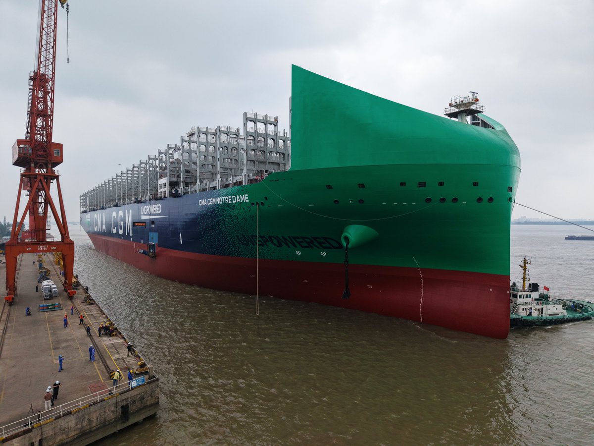 haropaport's tweet image. À partir de 2026, dix porte-conteneurs de 24 000 EVP, battant pavillon français et alimentés au #GNL, intégreront la flotte du géant français @cmacgm  🚢
Affectés à l'une des lignes FAL Asie – Europe du Nord, ils feront escale au #Havre.
Infos 👉 tinyurl.com/2kdbvya3