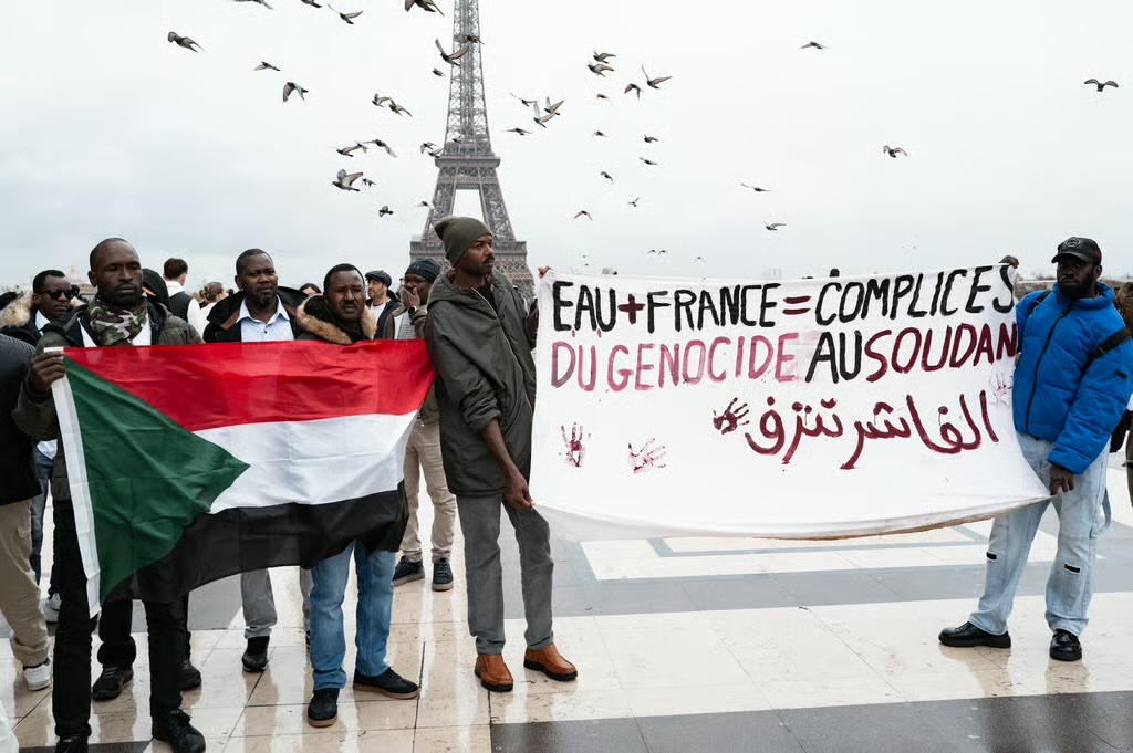 السودان يدعو أوروبا لوقف بيع الأسلحة للإمارات
 
بوليتيكو 
+++++
حذر سفير السودان لدى الاتحاد الأوروبي من أن الأسلحة الأوروبية تنتهي على جبهات القتال في بلاده، مما يغذي الفظائع في حرب أهلية مستمرة منذ عامين.

ودعا عبد الباقي كبير الدول الأوروبية إلى وقف بيع الأسلحة للإمارات