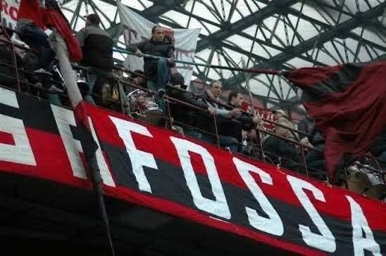 ultras1899_'s tweet image. C&apos;est ainsi une dizaine de jours plus tôt, le 6 novembre 2005, lors de #ACMilan - Udinese, que pour la dernière fois, la bâche de la #Fossa (celle utilisée en déplacement) était présente dans la #CurvaSud de San Siro #FossadeiLeoni