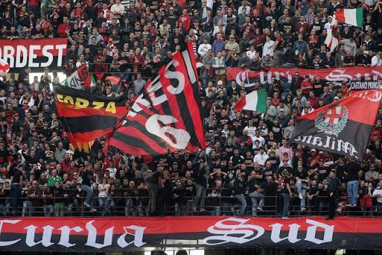 ultras1899_'s tweet image. La #FossadeiLeoni a compté jusqu&apos;à 14 000 membres dans les années 80 avant de disparaître, suite à des tensions ponctuées par une histoire de vol de bâche... Aujourd&apos;hui, il ne reste qu&apos;une seule chose tangible de la #Fossa : le drapeau &quot;BARESI 6&quot;, unique symbole de continuité.