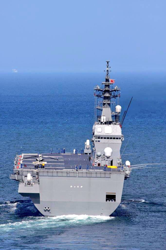 海上自衛隊にとっては未知の領域であった全通飛行甲型板護衛艦、
その建造にはさまざまな問題があり困難を極めたようです。
「ひゅうが」DDH-181
佐世保湾口にて撮影(2009.06)
#みんなで開催するDDH写真展覧会