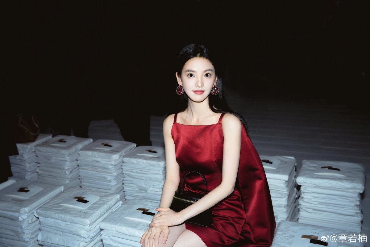 rruonans's tweet image. credible gua 🍉 acc has posted the drama #ILiveInYourTime #你那儿几点 as you all know, #ZhangRuonan and #WangAnyu will be the main leads!

ㄴ Female producer x Watch repairer
ㄴ Director : Qu Youning (The First Frost)

Started filming in January 🎬🕰️