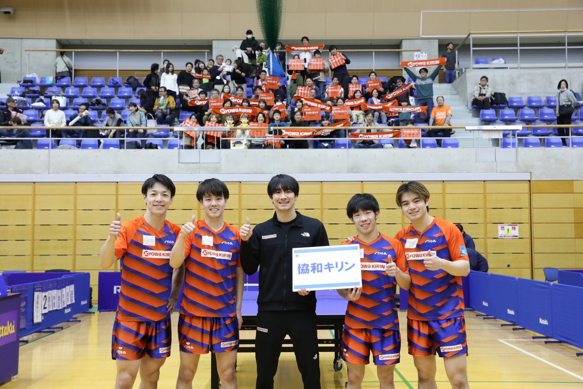KyowaKirin_TT's tweet image. 【後期日本リーグ埼玉大会】
優勝することができました🏆
沢山のご声援ありがとうございました。
写真を見てもらうとわかる通り沢山の方が観客席からタオルを掲げて声を出して応援してくださいました。…