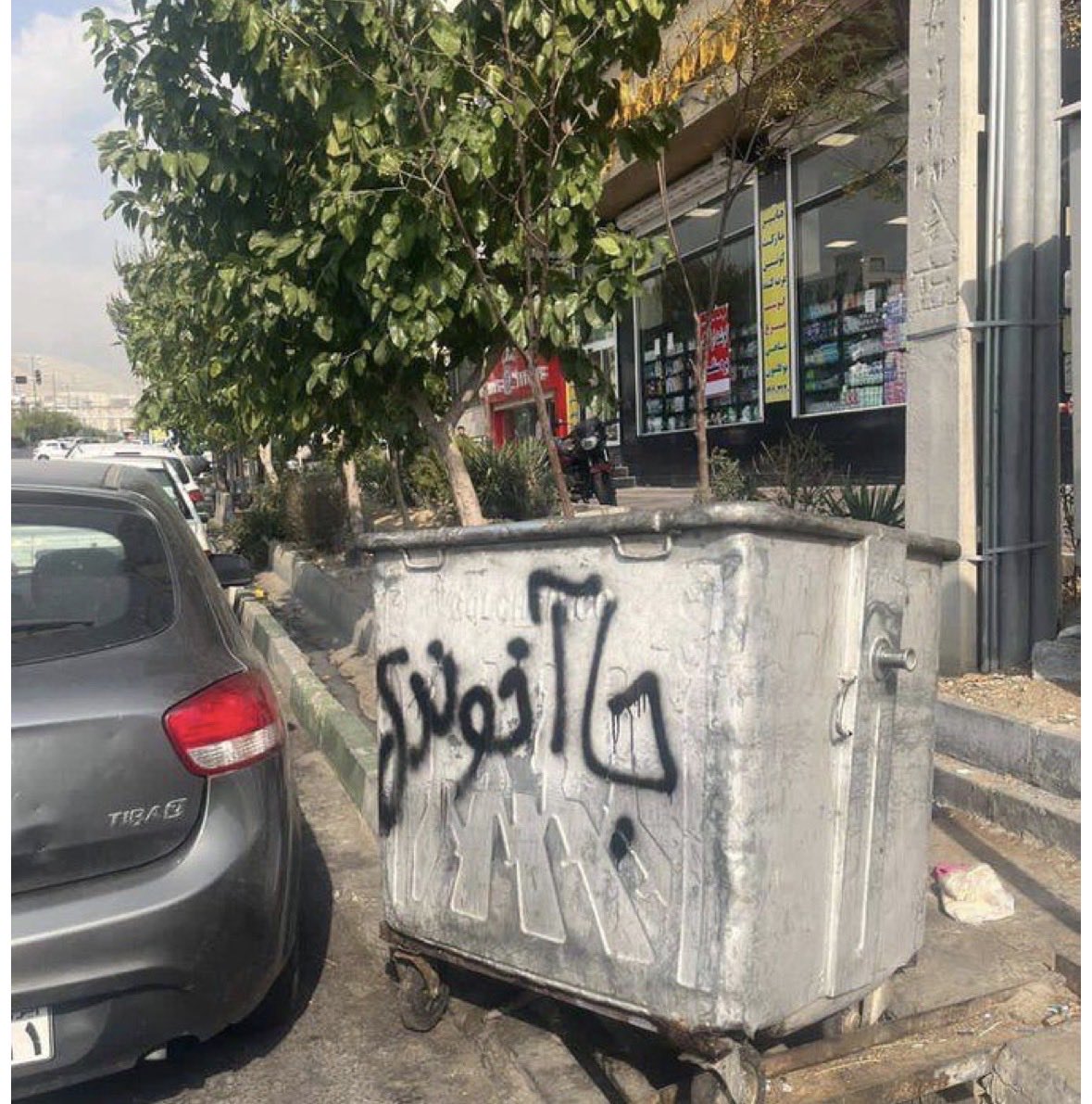 pahlaviiran021's tweet image. ❗️آویز از تیر برق
یا
❗️زباله دان تاریخ؟

#نبردباتاریکی 
#جاویدشاه