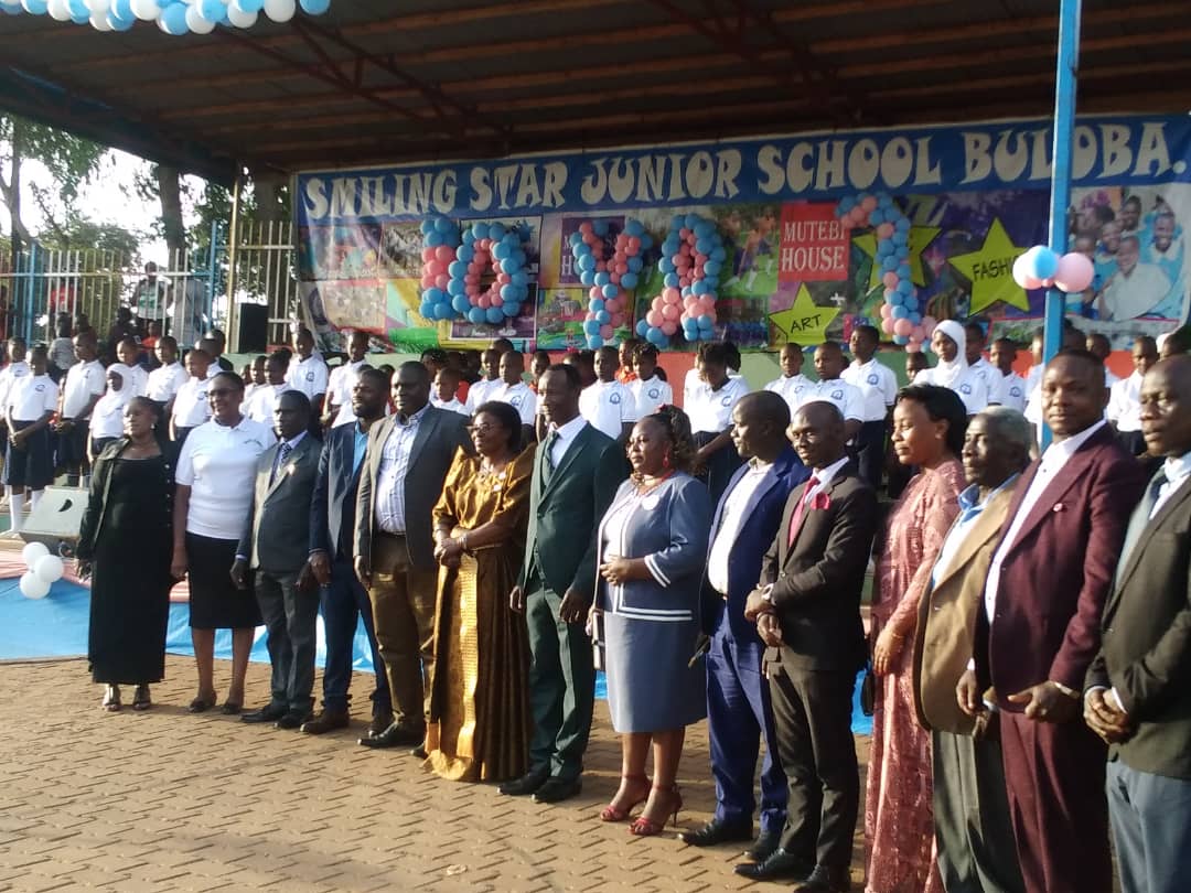 BugandaKingdom_'s tweet image. Minisita w&apos;Ebyenjigiriza mu Buganda Owek. Choltilda Nakate Kikomeko yeetabye ku bijaguzo eby&apos;emyaka 10 egy&apos;essomero Smiling Stars Junior School - Buloba nga lino lye ly&apos;Omuziira mu Bazira owa 2005 Omw. Kaye John Ddamba.

Minisita Nakate yebazizza omutandisi w&apos;essomero…
