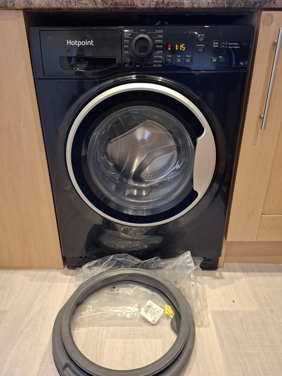 Happy Monday! 

First job of the week completed.  New door seal fitted to the nice, black Hotpoiht washing machine in New Carron Village in Falkirk. 

#Hotpoint #WashingMachine #Falkirk
