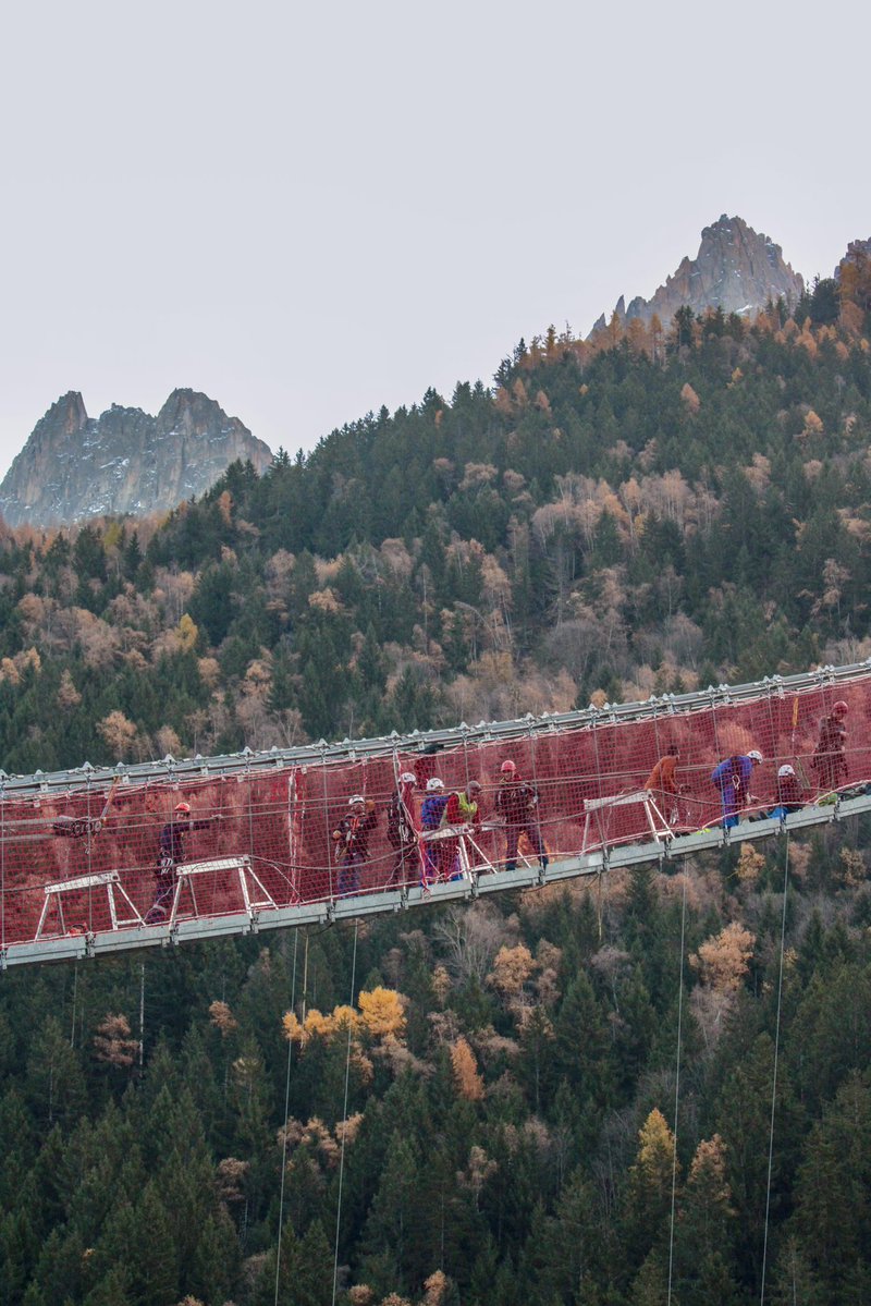 Pourquoi changer le câble tracteur du 1er tronçon de l’Aiguille du Midi ?

👉 Parce qu’après 10 ans de service, il atteint sa durée de vie réglementaire. Sécurité avant tout.

#Chamonix #MontBlanc #Aiguilledumidi #MontBlancNatural