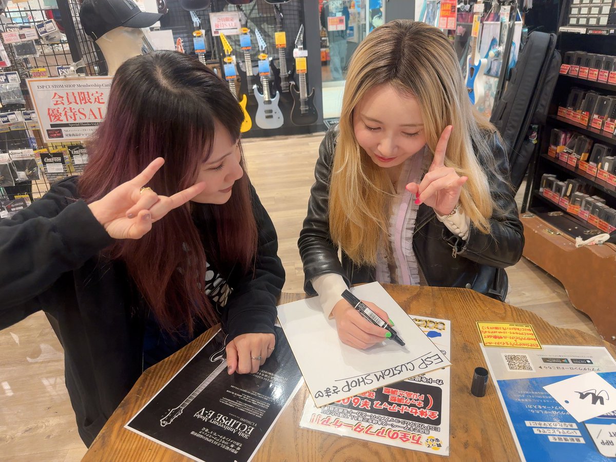espcustomshop's tweet image. な！なんと！！ #Zilqy の #Toki さん #Miho さんがご来店！！ 

サインもいただきました♪ありがとうございます😊

お二人が愛用する #ARROW と #AMAZE をお持ちいただき、お写真いただきました📸

Zilqy 1st EP「Vacant Throne」発売中！！

#espguitars #梅田 #楽器