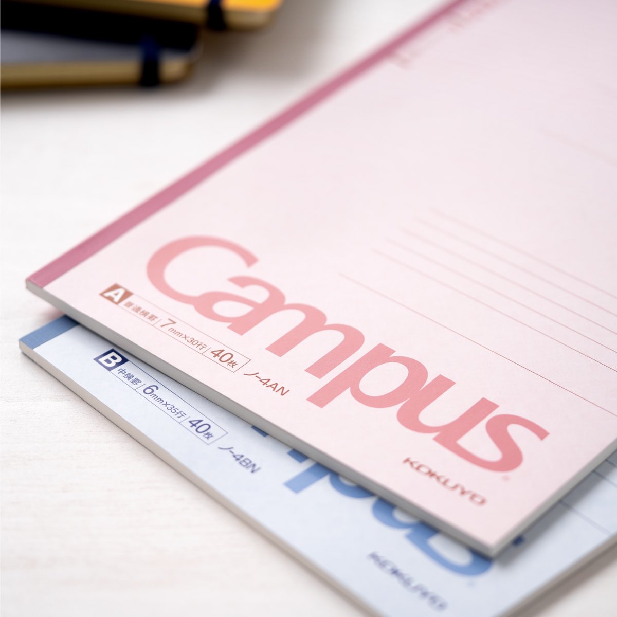 kokuyo_st's tweet image. ／
💙🩷×🖤💛
明日いよいよ答え合わせ🤭
＼

▼今までのヒント💡
・【C】ではなく【R】から始まるノート！？
・中紙がクリーム色💛
・チラ見え🫣しているのは…？？

明日の情報解禁、お楽しみに🥰🥰