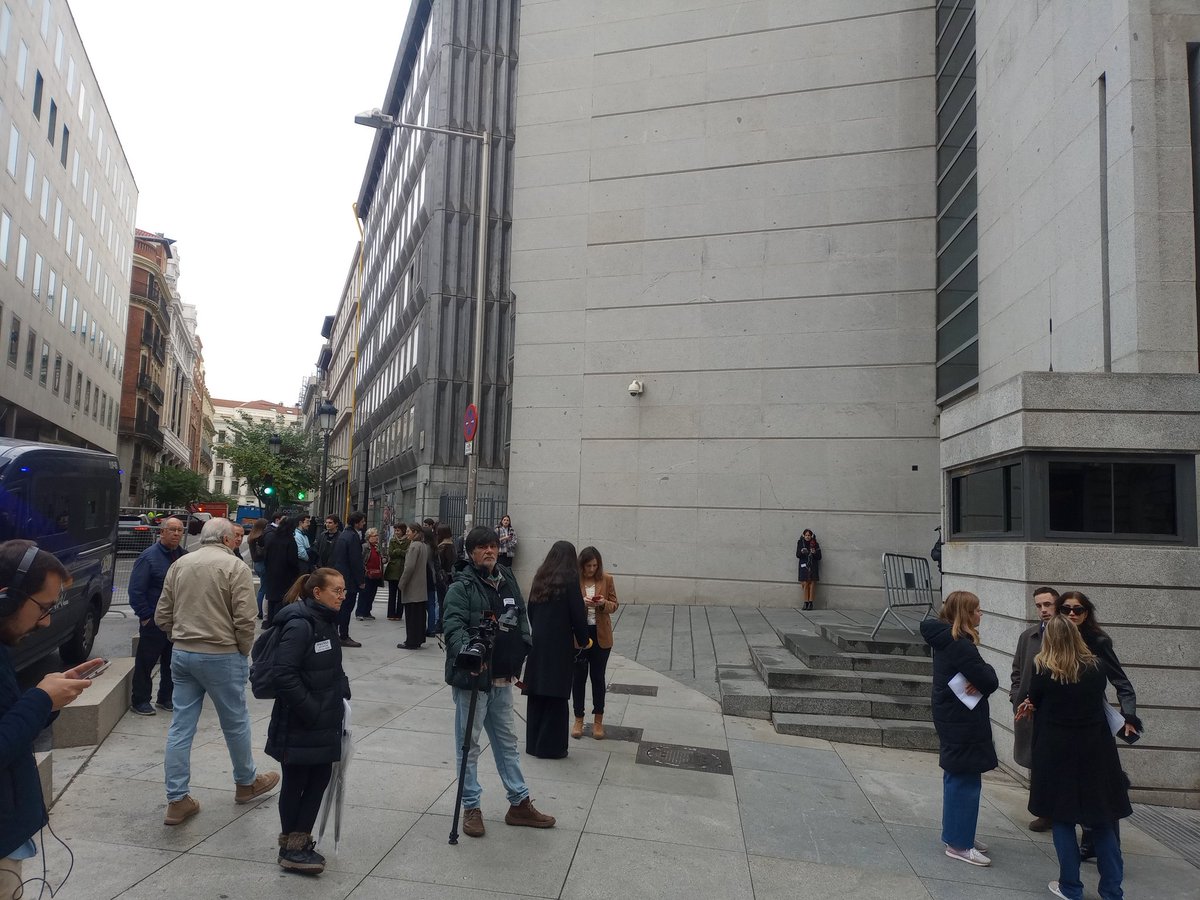Esperando a #Mazon en el Congreso 

Muchos medios y una comitiva de familiares de víctimas en la puerta de las Cortes. A las 1030h empieza la comisión de investigación por la DANA