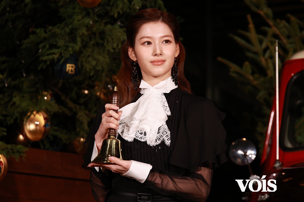 TWICE #SANA ツリー点灯式に登場🌲 メンバーへのギフトに「雪が綿菓子