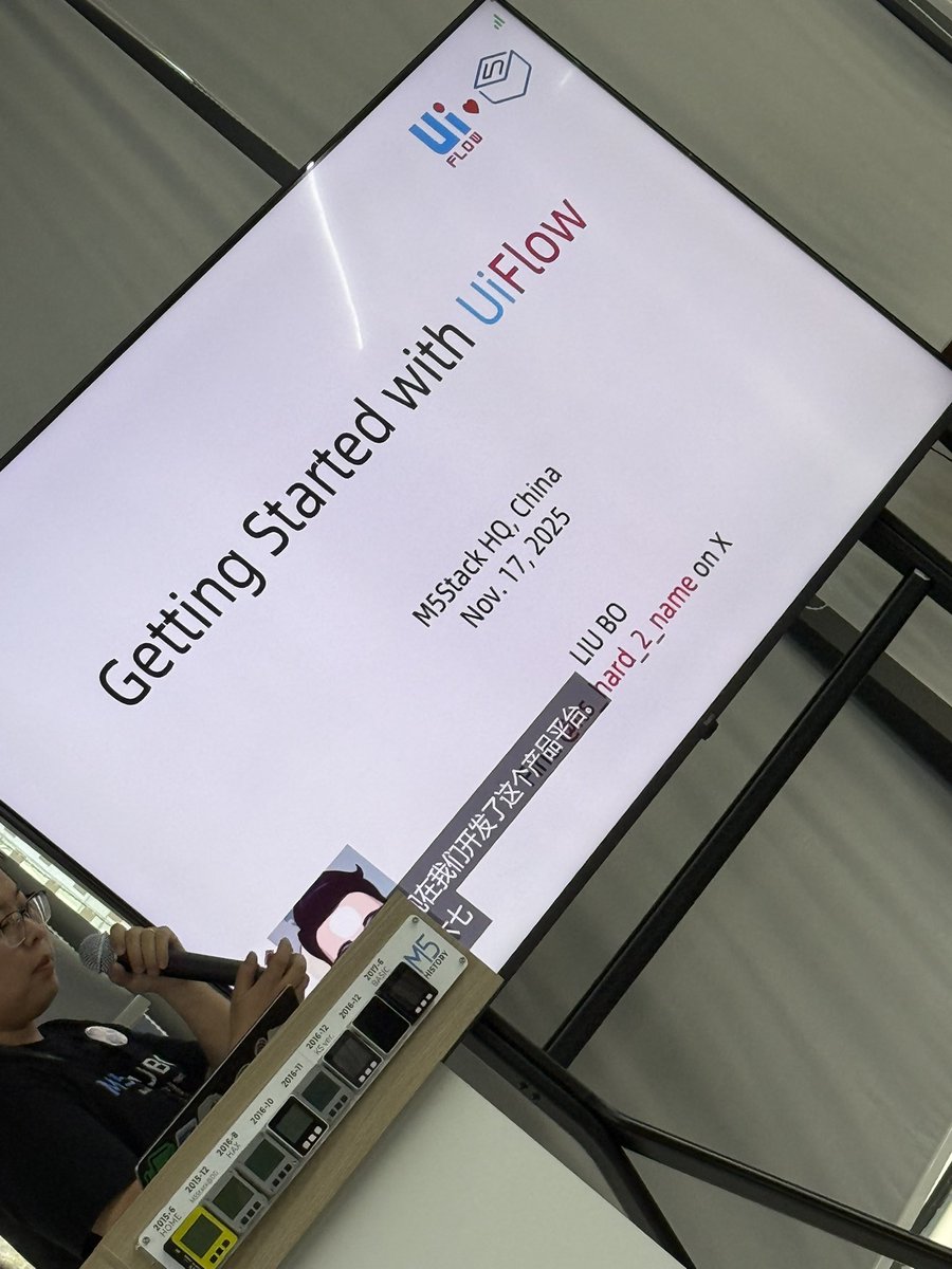 n0bisuke's tweet image. UIFlowのライブデモ！
机の上に置いて画面がリアルタイムに変わる様子を見せるの分かりやすい

 #m5stack