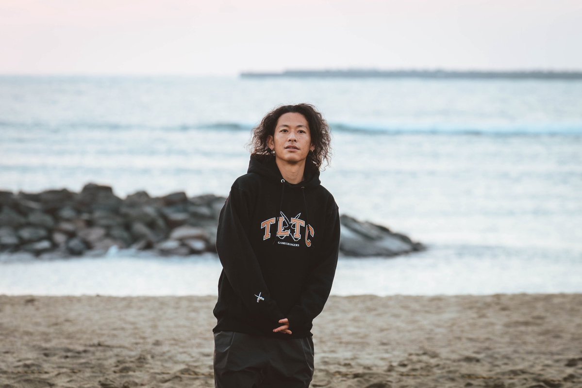 twolaps_tc's tweet image. 新作TWOLAPS GOODS⚔️🍂

定番カラー のHoodie(BLACK)は
一着あれば便利なアイテム☀️
これからの季節に嬉しい裏起毛です！

完全受注販売🔥
購入期限：2025.11.27
発送予定：2025.12.20頃

🔻オンラインサイト
twolaps.base.shop