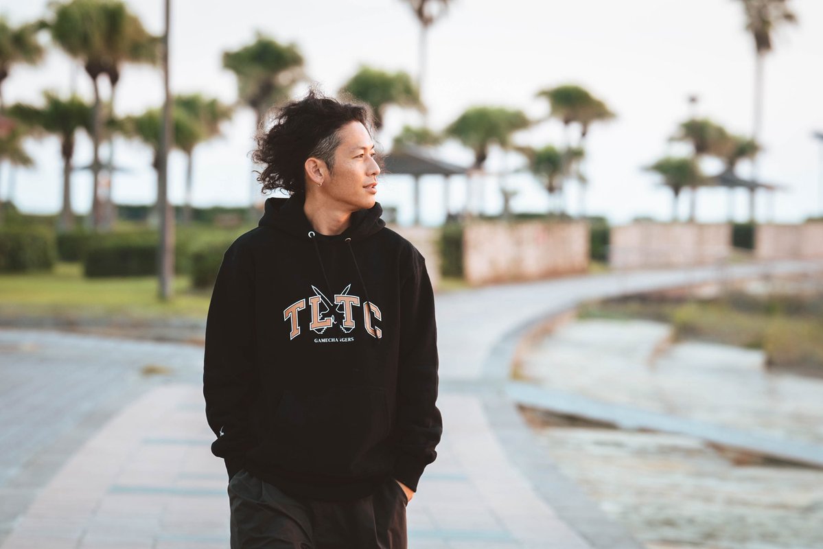 twolaps_tc's tweet image. 新作TWOLAPS GOODS⚔️🍂

定番カラー のHoodie(BLACK)は
一着あれば便利なアイテム☀️
これからの季節に嬉しい裏起毛です！

完全受注販売🔥
購入期限：2025.11.27
発送予定：2025.12.20頃

🔻オンラインサイト
twolaps.base.shop