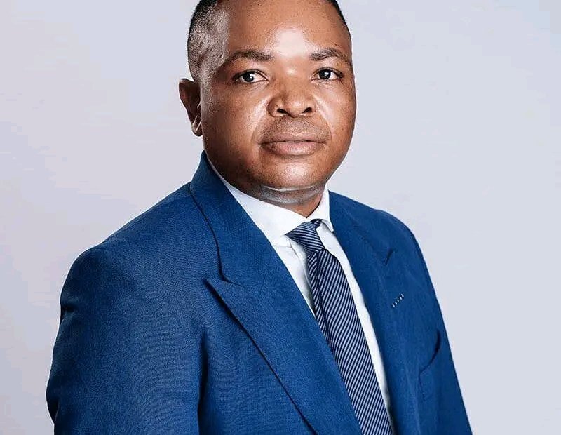 This is the guy who reinstated Kelebogile Thepa His the new manager of Ekurhuleni 

His name is Kagiso Lerutla 🌹🌷🌺
Let's make him Trend 
#MadlangaCommission