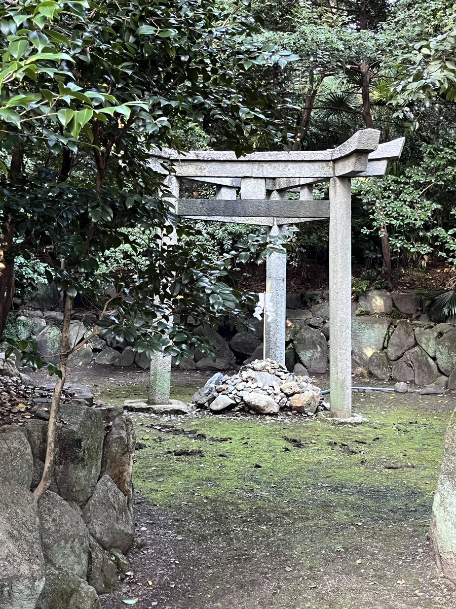 twave1122's tweet photo. 三柱鳥居はとてつもないパワーを感じます https://t.co/IaXmNaDe6z