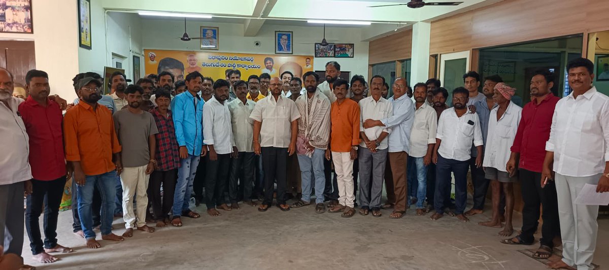 తెలుగుదేశం పార్టీ పిఠాపురం టౌన్ ఎస్.సి. సెల్ ప్రెసిడెంట్ గా ఇటీవల నియమితులైన సిద్దాంతపు ప్రదీప్ మరియు అతను టీమ్ సభ్యులు ఈరోజు నన్ను నా కార్యాలయంలో కలవడం జరిగింది. పార్టీ బలోపేతానికి దళిత సోదరులు కృషి చేయాలని చంద్రబాబు గారు చేస్తున్న మంచిని ప్రతి గడపకు తీసుకెళ్లాలని ఈ సందర్భంగా