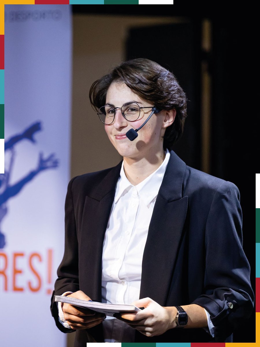 #orgulhoescsiano 🎉 Maria Beatriz Batalha, aluna da Pós-Graduação em Jornalismo Desportivo, foi mestre de cerimónias da cerimónia “Cartão Branco” 2024/25, promovida pelo IPDJ, que valoriza ética e fairplay no desporto. 👏
Leia mais: bit.ly/48d655r