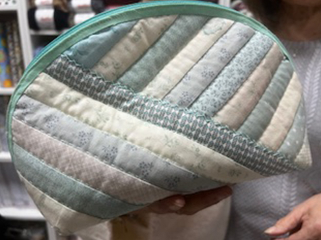 #NECESER DE LUISI.- PATCHWORK EN QUESECOSE

¡¡¡En QueSeCose formamos una gran familia¡¡¡

Mira que precioso neceser personalizado me ha regalado nuestra alumna Luisi que ha realizado en su Curso de #Patchwork en QueSeCose.

Como sabe el color que más me gusta, ha elegido las