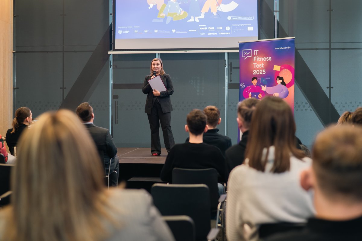 CyfrowaPolska's tweet photo. Nagrodziliśmy laureatów czwartej edycji #ITFitnessTest – największego sprawdzianu kompetencji cyfrowych w Polsce. W tym roku wzięła w nim udział rekordowa liczba uczestników – ponad 80 tys. uczniów i nauczycieli.
Razem z wiceminister edukacji @PaulinaPW2024 i posłanką @gajewska_kinga wręczyliśmy nagrody w czterech kategoriach oraz wyróżnienia dla najbardziej aktywnych szkół. Wszyscy nagrodzeni zdobyli 100% punktów, a o podium decydował czas – poziom był znakomity! 🏆
Pełna lista laureatów znajduje się tutaj ➡️ https://t.co/MC63F2nktK
Dziękujemy patronom honorowym projektu: @CYFRA_GOV_PL, @MEN_GOVPL, @MNiSW_GOV__PL, @MRiTGOVPL, @NASK_pl.
Partnerzy technologiczni: @AMD, @Dell, @ESET, @hp_polska, @iSpotPL, @LenovoPolska oraz @SamsungPolska.