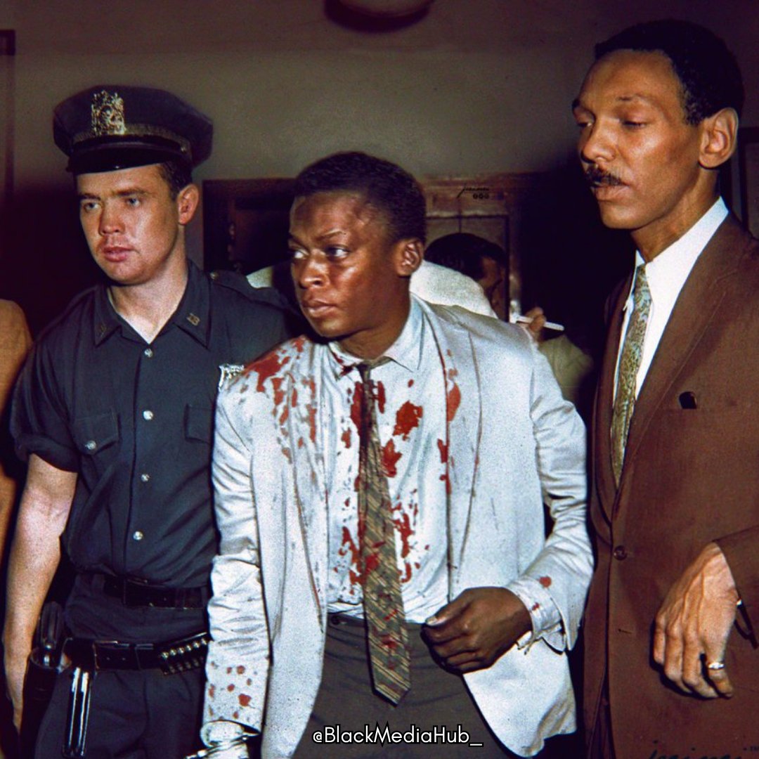 DaniMayakovski's tweet image. A la izquierda, Miles Davis, músico afroamericano golpeado por la policía de Nueva York afuera del Birdland Jazz Club por acompañar a una chica blanca a un taxi, 1959.

A la derecha, Paul Robeson, actor afroamericano siendo recibido por el pueblo soviético, Moscú, 1934.

El…