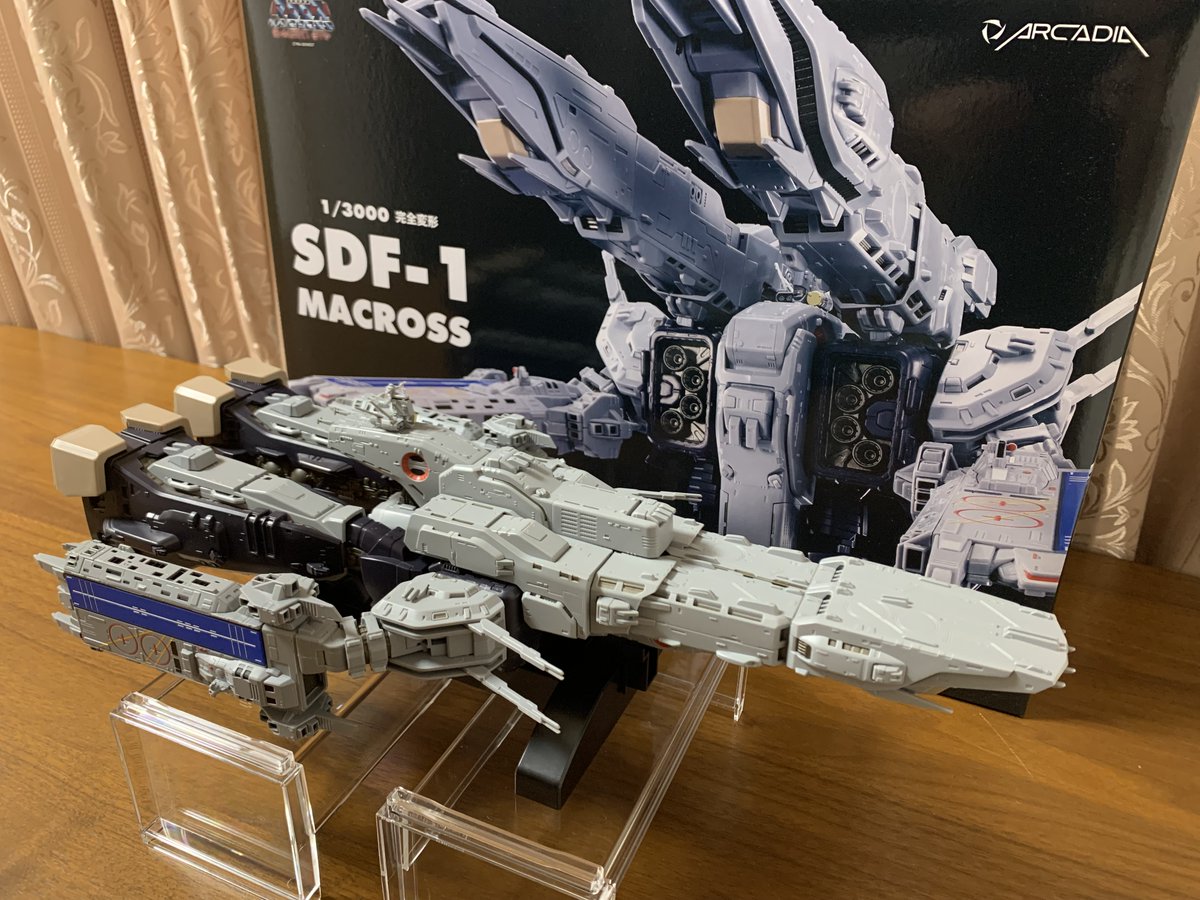 前から欲しかったアルカディアさんの1/3000完全変形SDF-1マクロスが