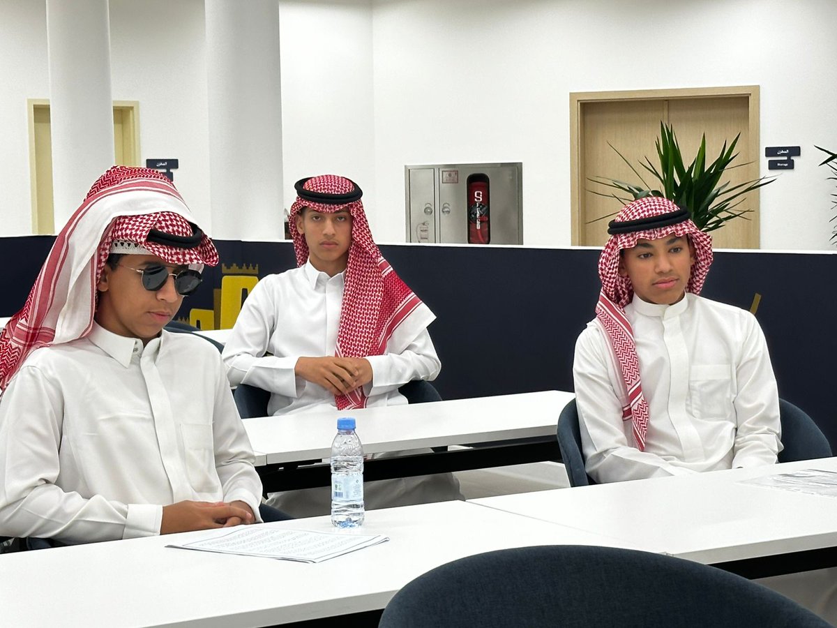 RowadBur's tweet image. مشاركة مميزة قدّمها طلاب مدارس الرواد الأهلية ببريدة – قسم المرحلة الثانوية – في مسابقة اللغة العربية (القصة القصيرة)، حيث شارك الطالبان:
1- صالح بن فهد الصقر
2- عبدالله بن عبدالرحمن المطيري

وقد أبدعا في كتابة القصة وإتقان فن إلقائها ونالا إشادة وثناءً عطرًا من لجنة التحكيم نظير…