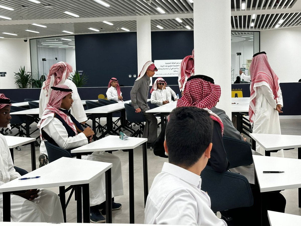 RowadBur's tweet image. مشاركة مميزة قدّمها طلاب مدارس الرواد الأهلية ببريدة – قسم المرحلة الثانوية – في مسابقة اللغة العربية (القصة القصيرة)، حيث شارك الطالبان:
1- صالح بن فهد الصقر
2- عبدالله بن عبدالرحمن المطيري

وقد أبدعا في كتابة القصة وإتقان فن إلقائها ونالا إشادة وثناءً عطرًا من لجنة التحكيم نظير…