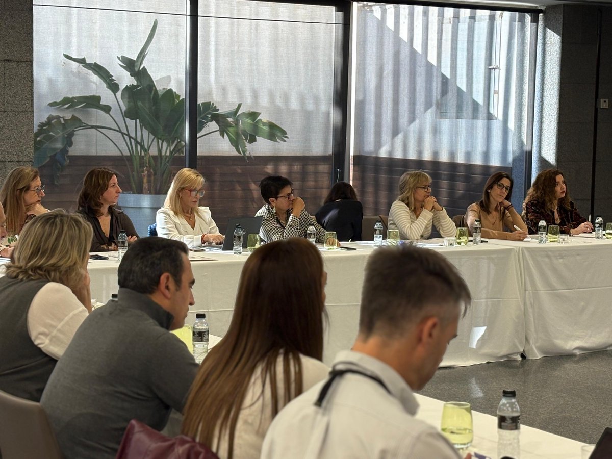 cesmmur's tweet image. Jornada de #Formación en #RedesSociales, #IA y #comunicación

Nuestro #EquipoCESM🟢🟠aprende con @evaanyon a mejorar el uso y gestión de contenidos que ofrecemos en redes sociales para garantizar la calidad de nuestra #información

Canales digitales profesionales y con rigor